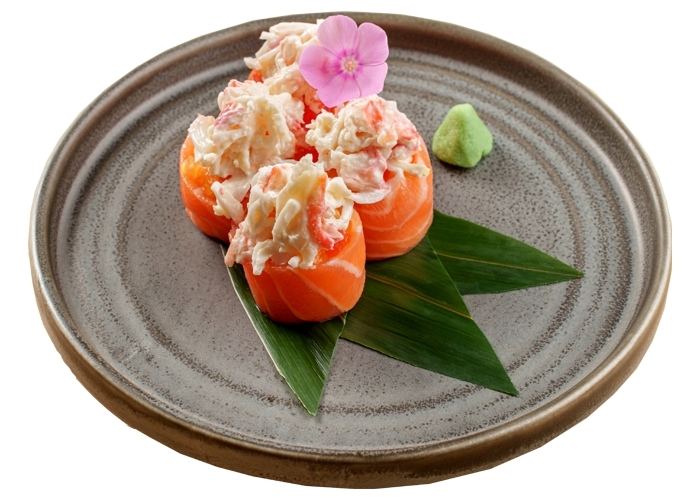 Ролл с крабом и лососем