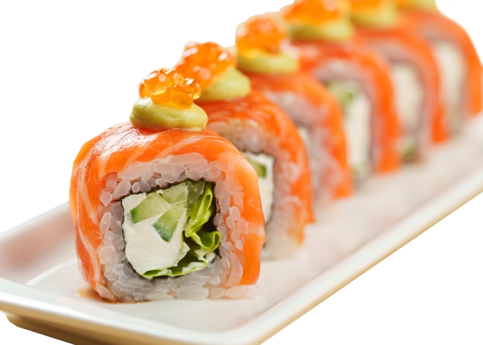 Ролл с лососем, авокадо и красной икрой