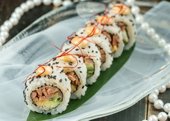 Ролл с утиной грудкой