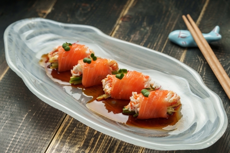 Рулетики из лосося с камчатским крабом