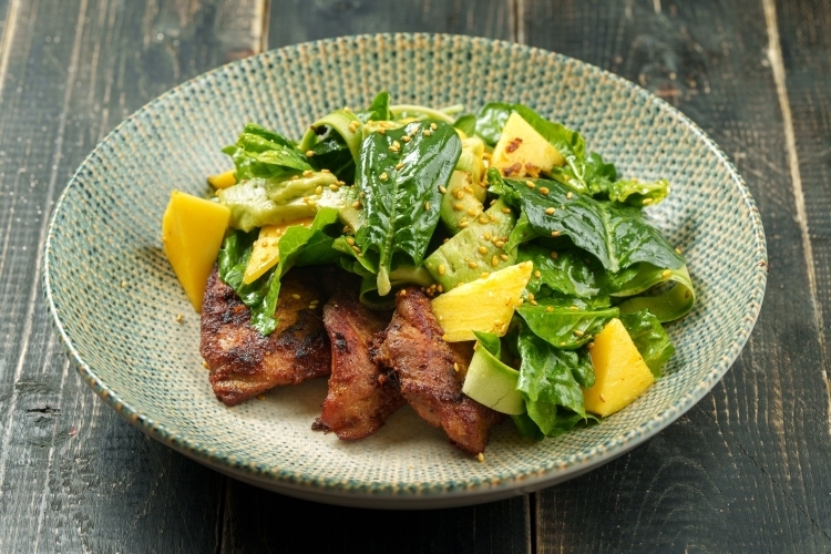 Салат с имбирным цыпленком