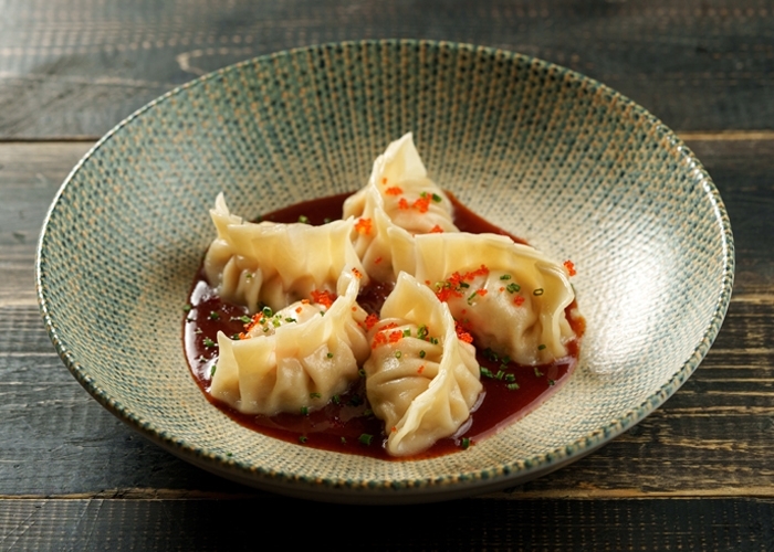 Гёдза с лососем и тигровыми креветками