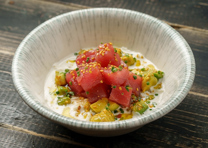 Тунец со страчателлой и авокадо