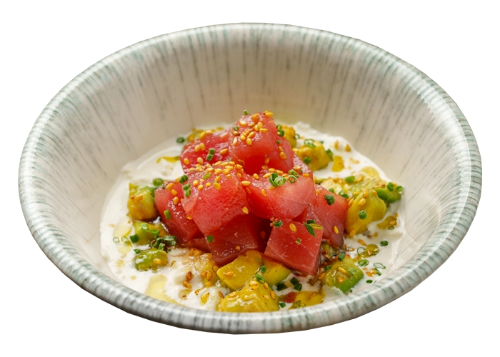 Тунец со страчателлой и авокадо