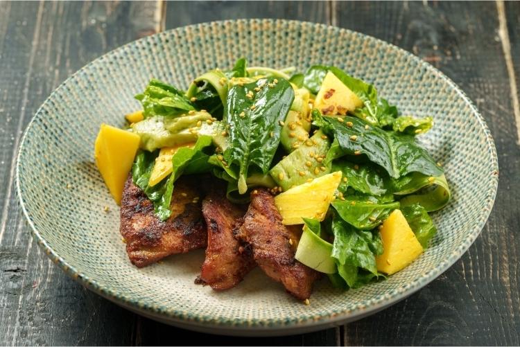 Салат с имбирным цыпленком